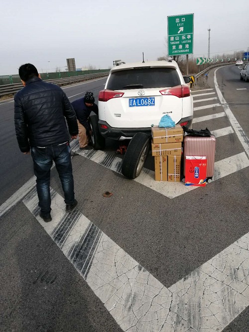 唐山服务区上路帮助司乘换轮胎 - 副本.jpg 唐山服务区上路帮助司乘换轮胎 - 副本.jpg