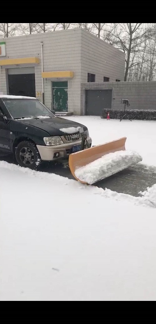 雄县自制除雪设备 - 副本.jpg 雄县自制除雪设备 - 副本.jpg
